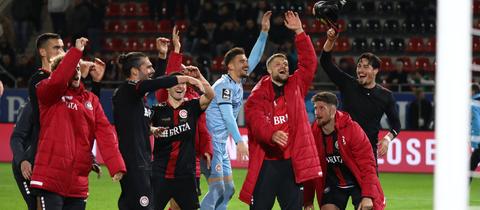 Die Spieler des SVWW feiern den Sieg gegen Dresden.