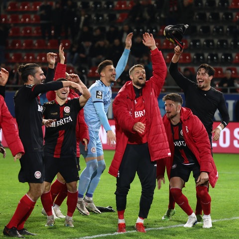 Die Spieler des SVWW feiern den Sieg gegen Dresden.