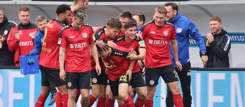 Der SV Wehen Wiesbaden durfte sich in Elversberg über einen Auswärtssieg freuen.