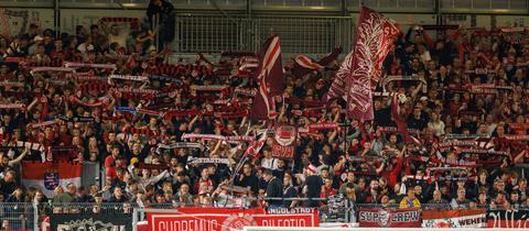 Die Fankurve des SV Wehen Wiesbaden