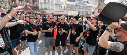 Die Spieler des SV Wehen Wiesbaden kommen am Wiesbadener Rathaus an