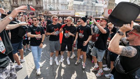 Die Spieler des SV Wehen Wiesbaden kommen am Wiesbadener Rathaus an