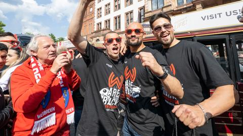 Spieler des SV Wehen Wiesbaden treffen zur Feier ihres Aufstieges in die 2. Bundesliga am Rathaus in Wiesbaden ein. 