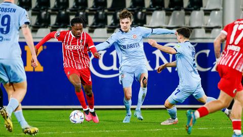 Spielszene des SV Wehen Wiesbaden in Freiburg