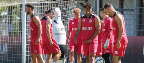 Kianz Froese (im Vordergrund mit der Nummer 30) war der einzige SVWW-Neuzugang, der beim Trainingsauftakt auf dem Platz stand.