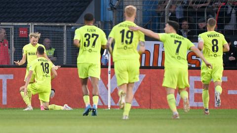 Der SVWW jubelt über seine Tore in Bielefeld.