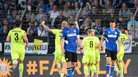 Der SV Wehen Wiesbaden jubelt in Bielefeld.