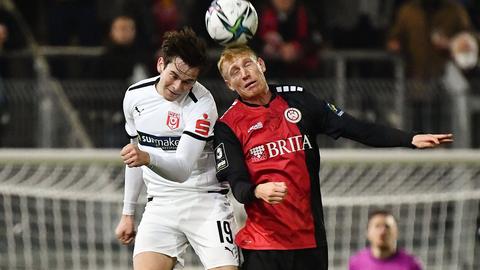 Bjarke Jacobsen vom SV Wehen Wiesbaden (rechts) im Spiel gegen Halle