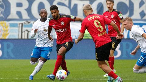 Martin Angha (am Ball) vom SVWW im Spiel gegen Rostock