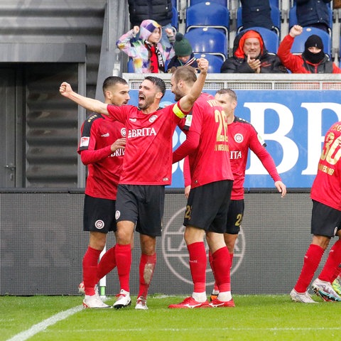 Der SVWW bejubelt den späten Siegtreffer gegen Rostock.