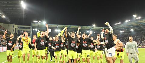 Der SV Wehen Wiesbaden jubelt über den Aufstieg.