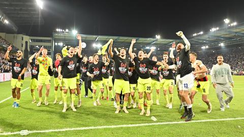 Der SV Wehen Wiesbaden jubelt über den Aufstieg.