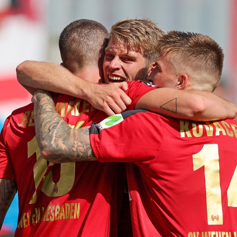 Max Reinthaler, Marcus Mathisen und Franko Kovacevic vom SVWW feiern den Ausgleich gegen Schalke