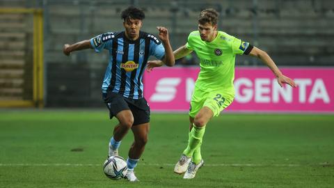 Maximilian Thiel vom SVWW (rechts) im Spiel bei Waldhof Mannheim