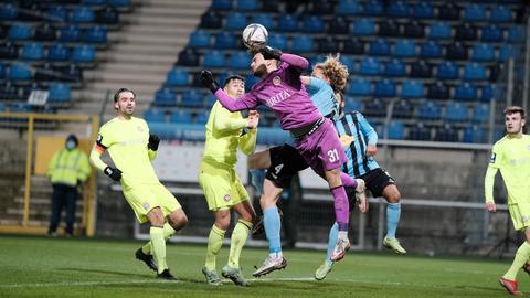Die Szene zum Ausgleich: SVWW-Keeper Arthur Lyska faustet den Ball vom Gegenspieler bedrängt ins eigene Tor.