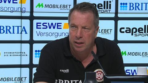 Markus Kauczinski bei der Pressekonferenz nach dem Spiel gegen den KSC.