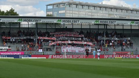Protest-Plakate der SVWW-Fans gegen Osnabrück