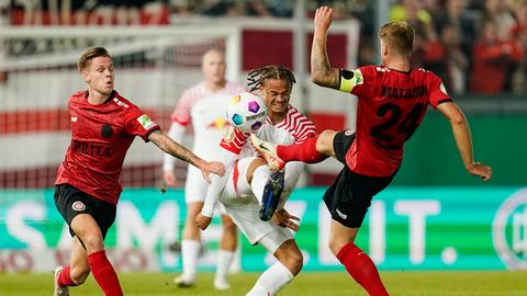 Ein Zweikampf aus der Pokalpartie des SV Wehen Wiesbaden gegen RB Leipzig