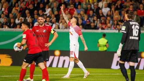 Benjamin Sesko bejubelt ein Tor, die SVWW-Spieler schauen geknickt.