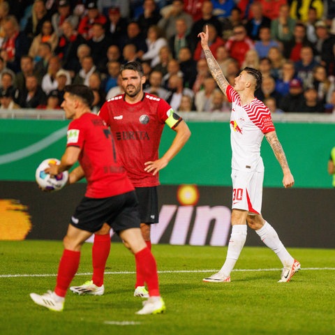 Benjamin Sesko bejubelt ein Tor, die SVWW-Spieler schauen geknickt.