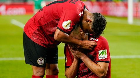 Kianz Froese mit Doppeltorschütze Ivan Prtajin