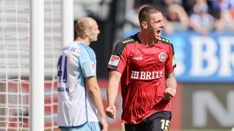 Max Reinthaler bejubelt das 1:1 gegen Schalke 04.