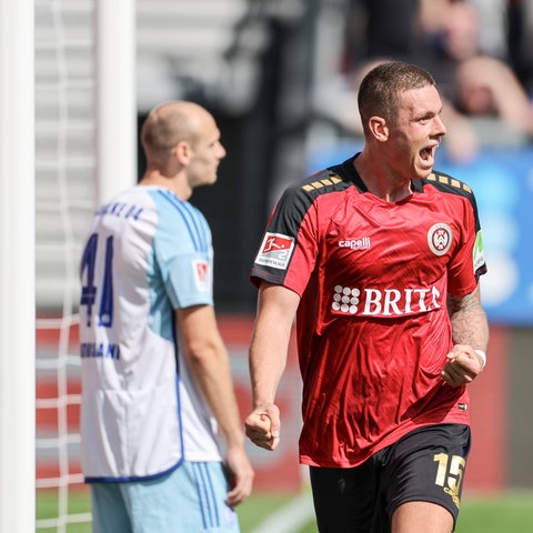 Max Reinthaler bejubelt das 1:1 gegen Schalke 04.