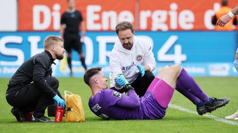 Florian Stritzel vom SV Wehen Wiesbaden liegt verletzt am Boden.