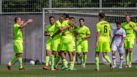 Die SVWW-Kicker bejubeln ein Tor in einem Vorbereitungsspiel gegen Stuttgart.