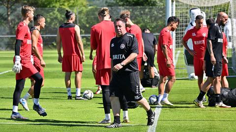 Trainer Markus Kauczinski und das Team des SV Wehen Wiesbaden beim Training