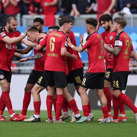 Wiesbaden bejubelt den Führungstreffer gegen St. Pauli
