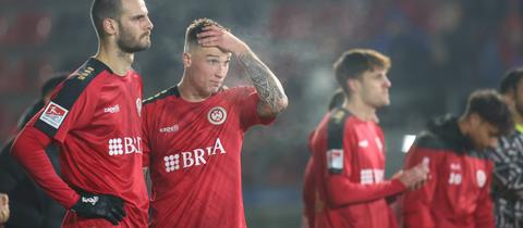 Enttäuschte Gesichter bei den Spielern des SV Weehen Wiesbaden.