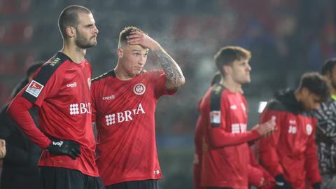 Enttäuschte Gesichter bei den Spielern des SV Weehen Wiesbaden.