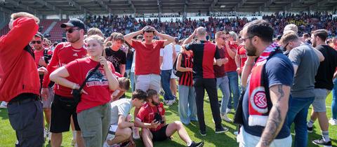 Die Wiesbadener Fans schlagen entsetzt die Hände über dem Kopf zusammen.