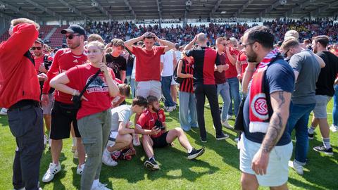 Die Wiesbadener Fans schlagen entsetzt die Hände über dem Kopf zusammen.