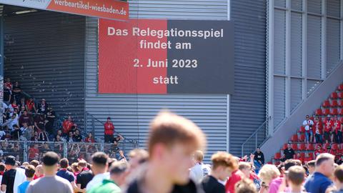 Die Anzeigetafel zeigt die Info zum Relegationsspiel.