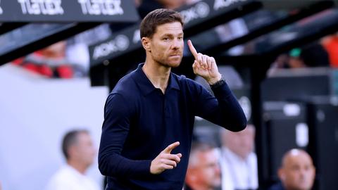 Xabi Alonso mit gehobenem Zeigefinger an der Trainerbank.