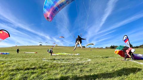 Gleitschirmflieger auf der Wasserkuppe