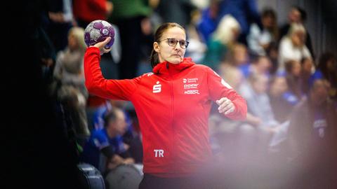 Bensheims Trainer Heike Ahlgrimm legt die Finger auf die Lippen.