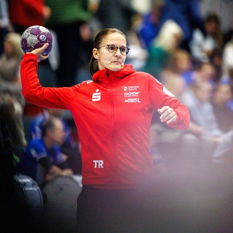 Bensheims Trainer Heike Ahlgrimm legt die Finger auf die Lippen.