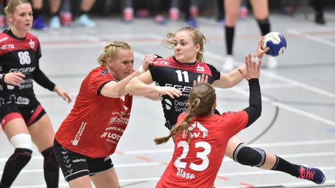 Sarah Dekker (HSG Bensheim Auerbach) beim Wurf. Sabine Heusdens und Marieke Blase (HSG Bad Wildungen Vipers) versuchen zu stören.