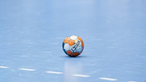 Ein Handball liegt auf dem Spielfeld.