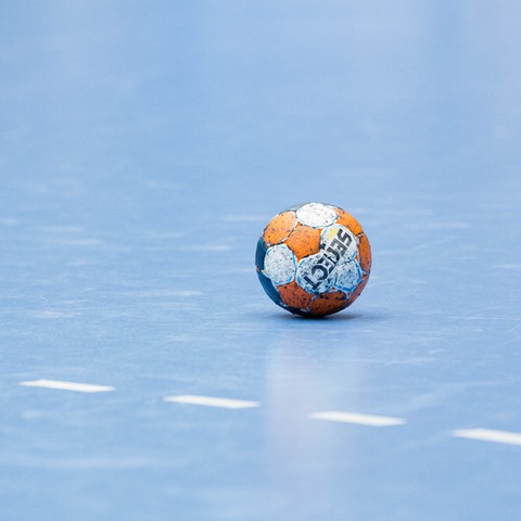 Ein Handball liegt auf dem Spielfeld.