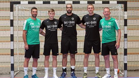 Die Neuzugänge der HSG Wetzlar: Julian Fuchs (2.v.l.), Vladimir Vranjes (Mitte), Rasmus Meyer Ejlerson (2.v.r.).