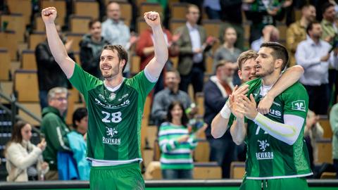 Die Spieler der HSG Wetzlar bejubeln mit Hände in der Luft den zweiten Heimsieg in Folge.