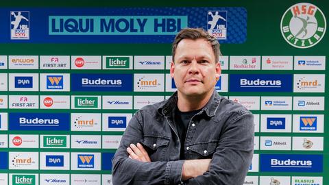 Arne Wohlfahrt vor der Sponsorenwand der HSG Wetzlar