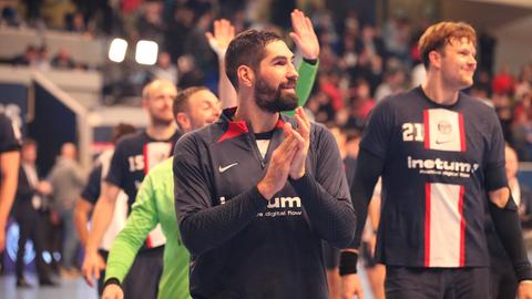 Nikola Karabatic applaudiert, im Hintergrund winken andere Spieler von PSG ins Publikum.