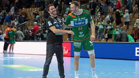 Trainer Ben Matschke feiert mit Lenny Rubin. 