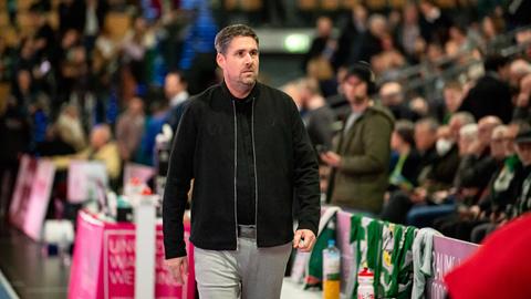 Björn Seipp läuft mit konzentriertem Blick durch die Handball-Halle.