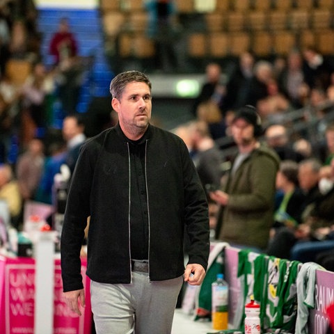 Björn Seipp läuft mit konzentriertem Blick durch die Handball-Halle.
